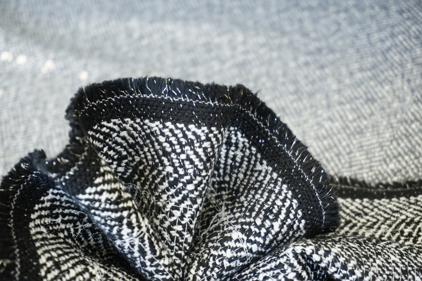 Exklusiver Chevron-Mantelstoff – Fischgrät-Optik mit Pailletten-Glow