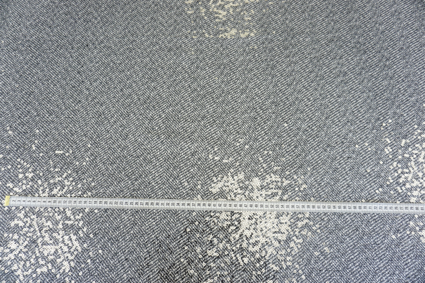 Exklusiver Chevron-Mantelstoff – Fischgrät-Optik mit Pailletten-Glow