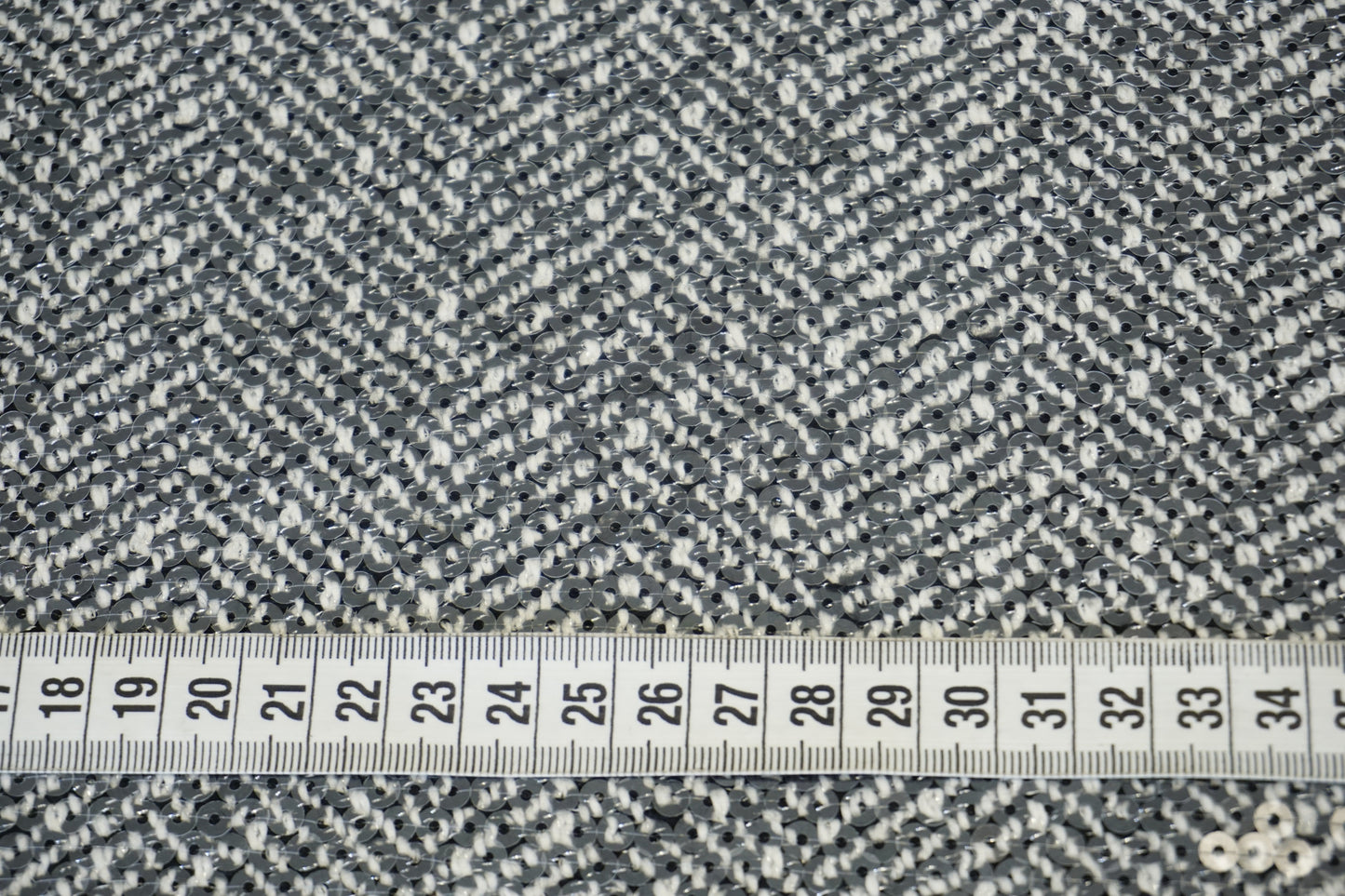 Exklusiver Chevron-Mantelstoff – Fischgrät-Optik mit Pailletten-Glow