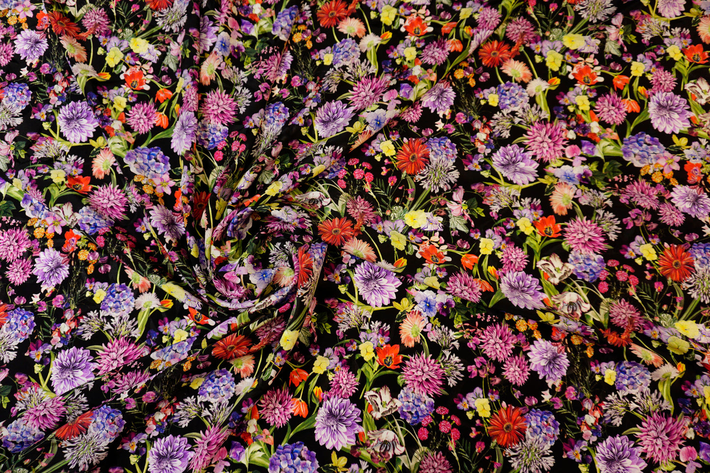 Luxuriöser Jacquard als Meterware, schwarzer Hintergrund mit detailreichem Blumenmeer in violett, blau, pink, rot, gelb und creme