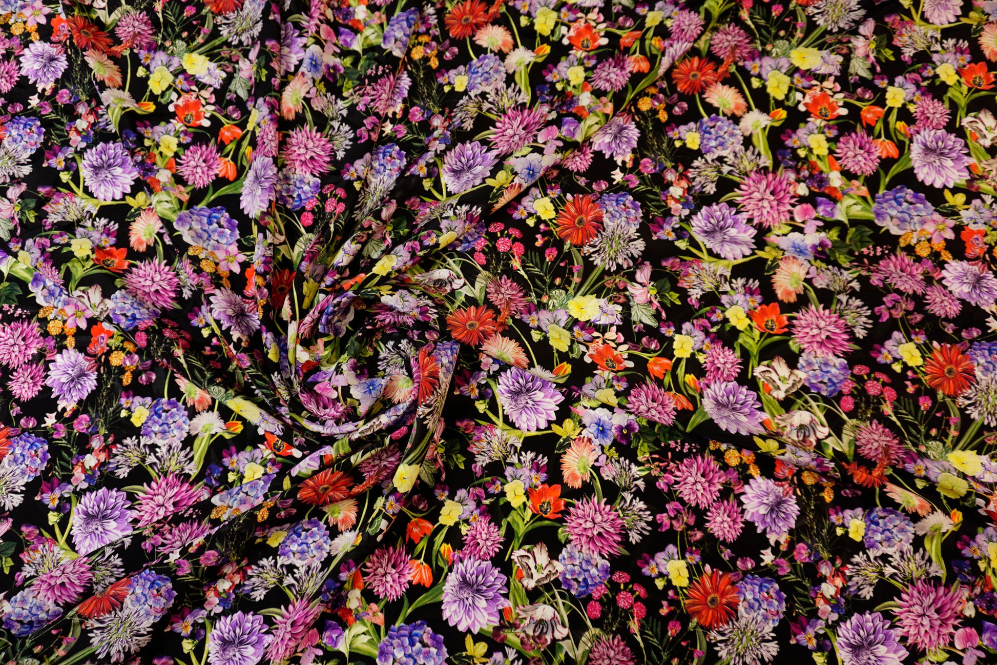 Luxuriöser Jacquard als Meterware, schwarzer Hintergrund mit detailreichem Blumenmeer in violett, blau, pink, rot, gelb und creme