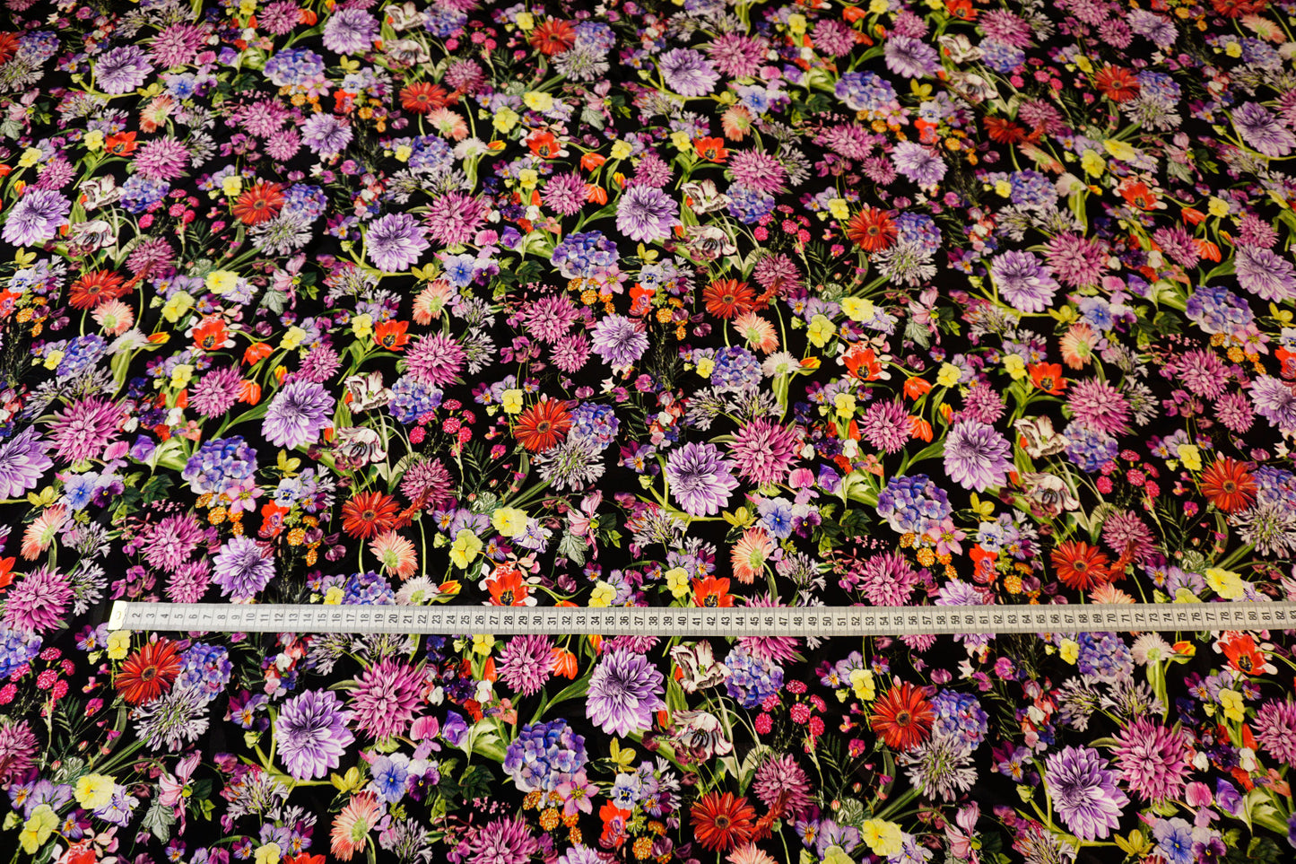 Seidenjacquard mit Blumenmuster und Maßband – Übersicht der Stoffbreite und Mustergröße für Kleider, Blusen oder Accessoires