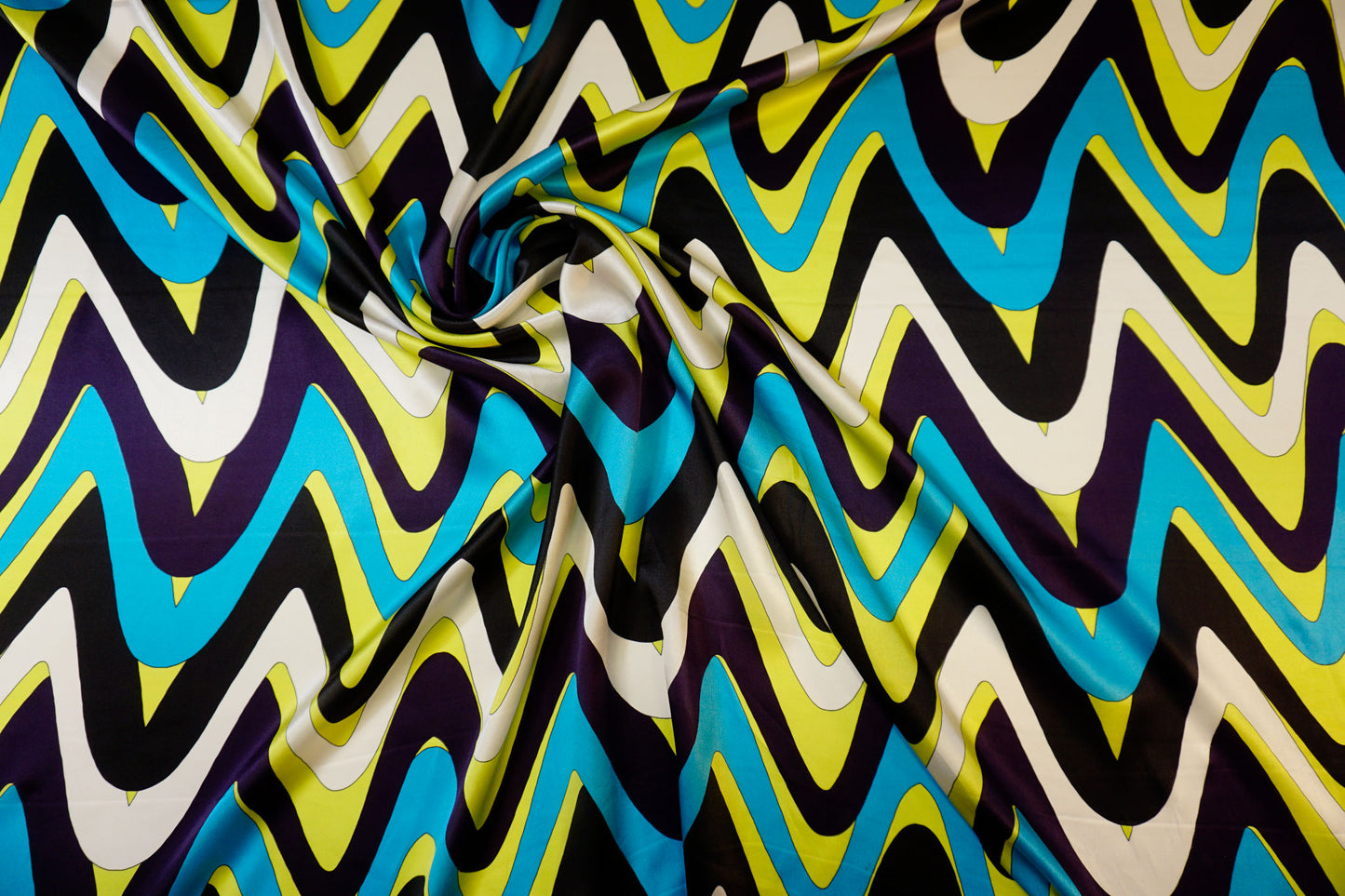 Italienischer Seidensatin – Zickzack-Print in Lime, Blau & Schwarz