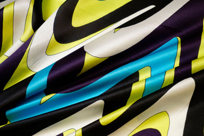 Italienischer Seidensatin – Zickzack-Print in Lime, Blau & Schwarz
