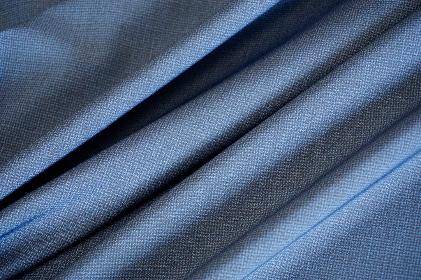 Jeansblauer Schurwollstoff mit feinem Pepita – Eleganz für Maßmode & Haute Couture