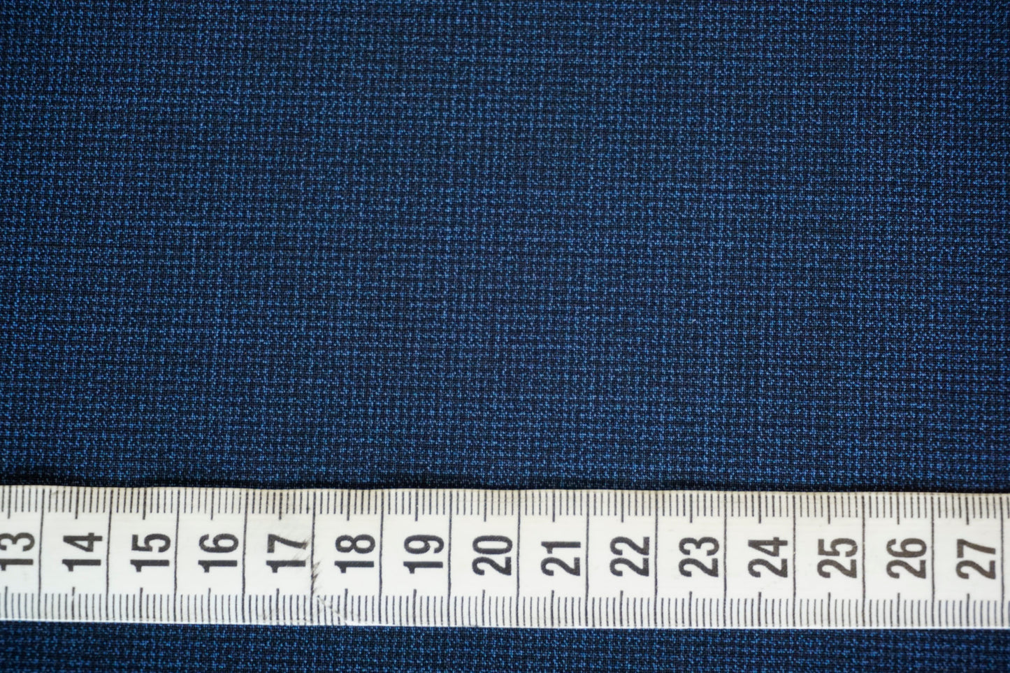 Jeansblauer Schurwollstoff mit feinem Pepita – Eleganz für Maßmode & Haute Couture