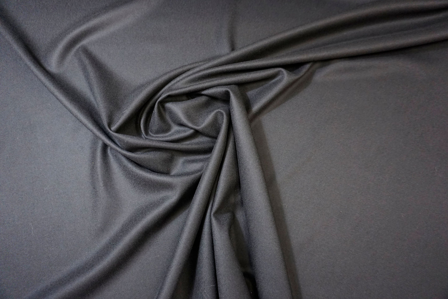 Schwarzer Schurwollflanell in Köperbindung – Pure Wool aus Huddersfield