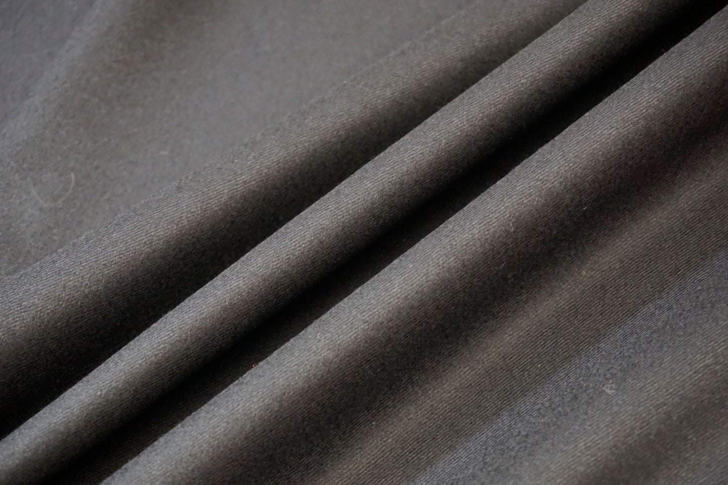 Schwarzer Schurwollflanell in Köperbindung – Pure Wool aus Huddersfield