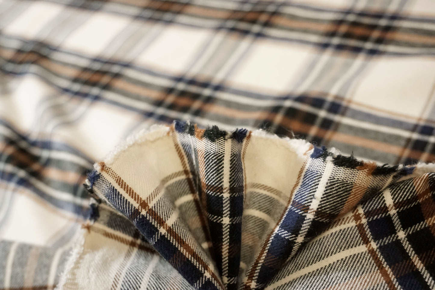 Baumwollflanell in Creme mit großem Tartan-Karo