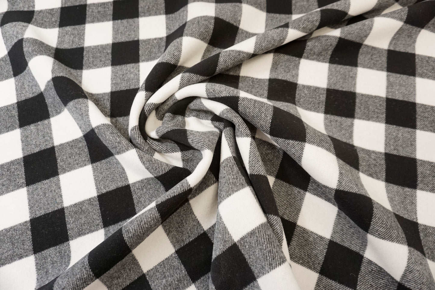 Double Face Mantelstoff aus Schurwolle – Schwarz & Schwarz-Weiß-Karo
