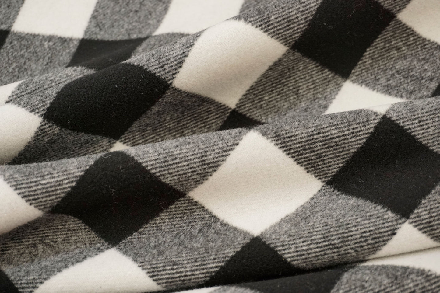 Double Face Mantelstoff aus Schurwolle – Schwarz & Schwarz-Weiß-Karo