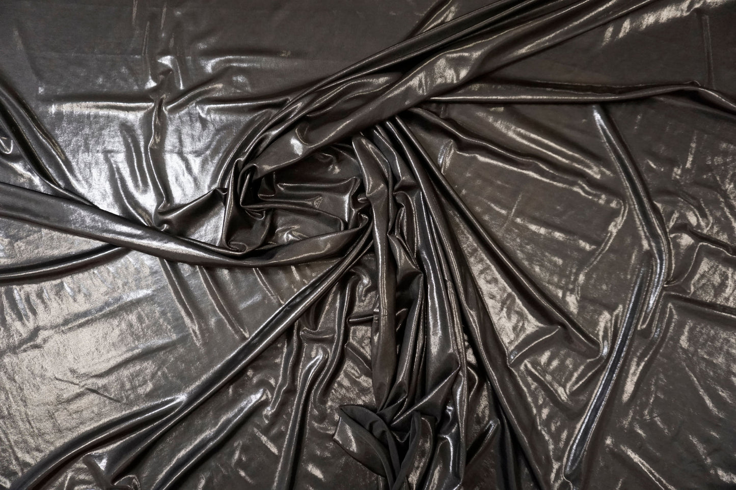 Italienischer Liquid-Jersey – Schwarzer Wet-Look mit seidigem Fall