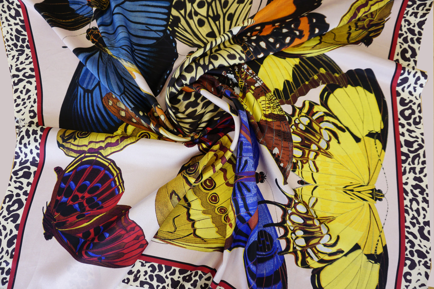 Italienisches Seidencarré "Butterfly & Leo" – Luxuriöser Mustermix