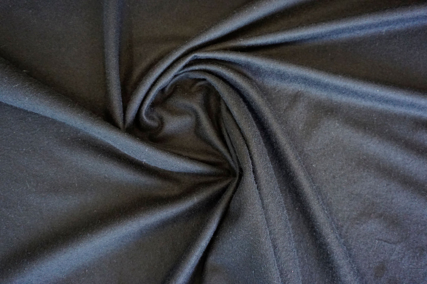 Eleganter Schurwollflanell in Schwarz – weich, warm & zeitlos edel