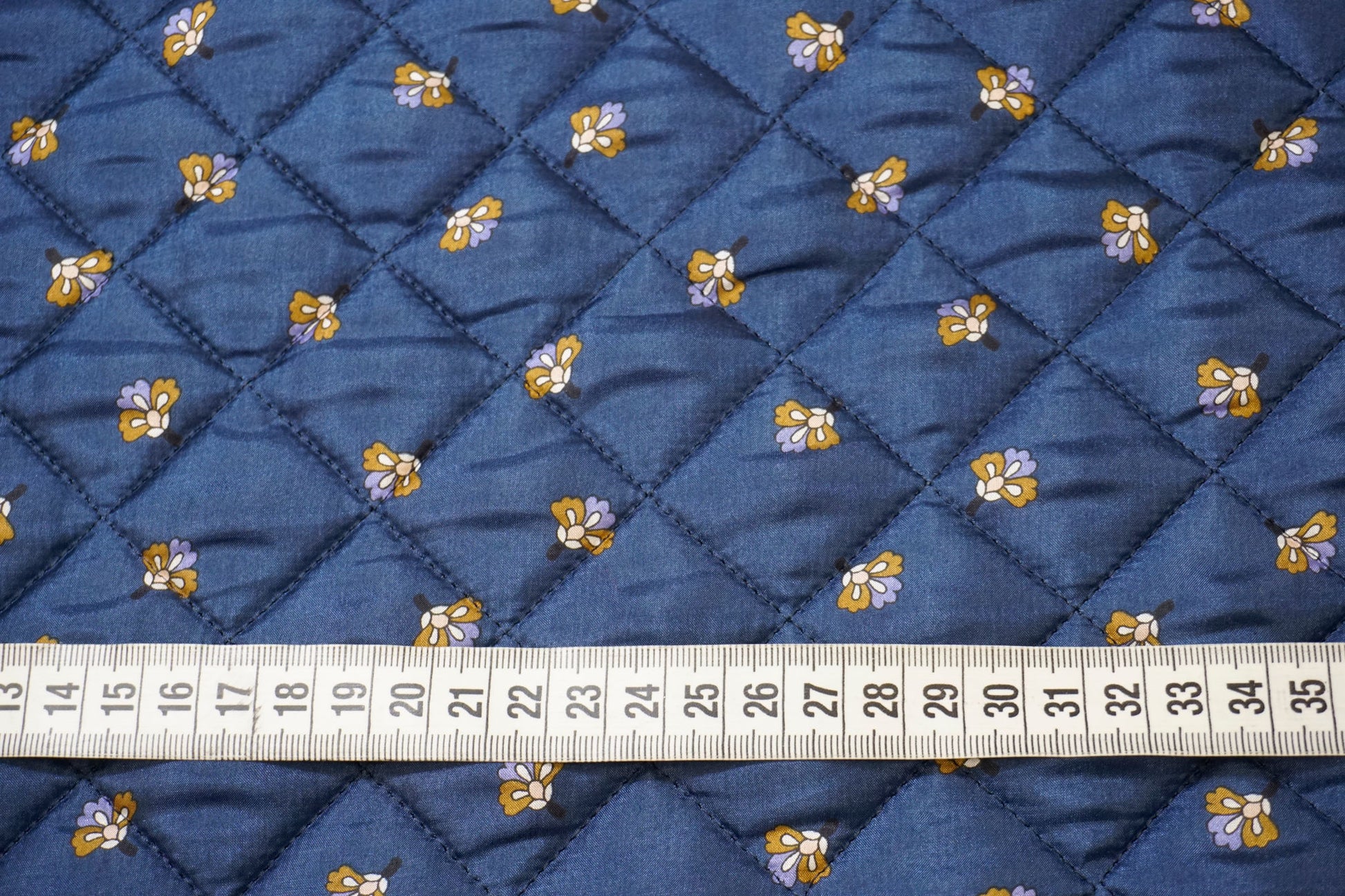 Gesteppter Seidenstoff mit Bordüre und Maßband – Übersicht der Mustergröße, Bordürenkante und Stoffbreite