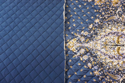 Detailaufnahme des Steppstoffs, beidseitig – feine Rautensteppung, seidige Oberfläche und filigrane goldene Blütenakzente