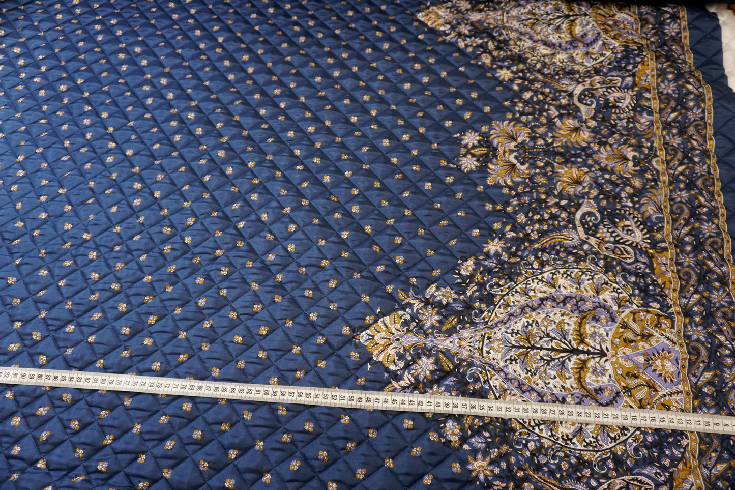 Seiden-Steppstoff mit dekorativer Bordüre und Maßband – kunstvolle Kantenverzierung und hochwertige Detailwirkung