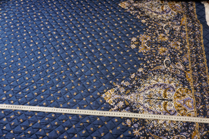 Seiden-Steppstoff mit dekorativer Bordüre und Maßband – kunstvolle Kantenverzierung und hochwertige Detailwirkung