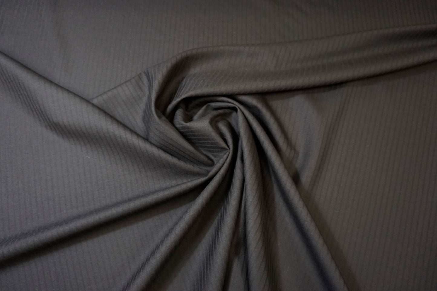 Eleganter schwarzer Anzugstoff aus 100% Schurwolle mit dezenter Jacquard-Struktur