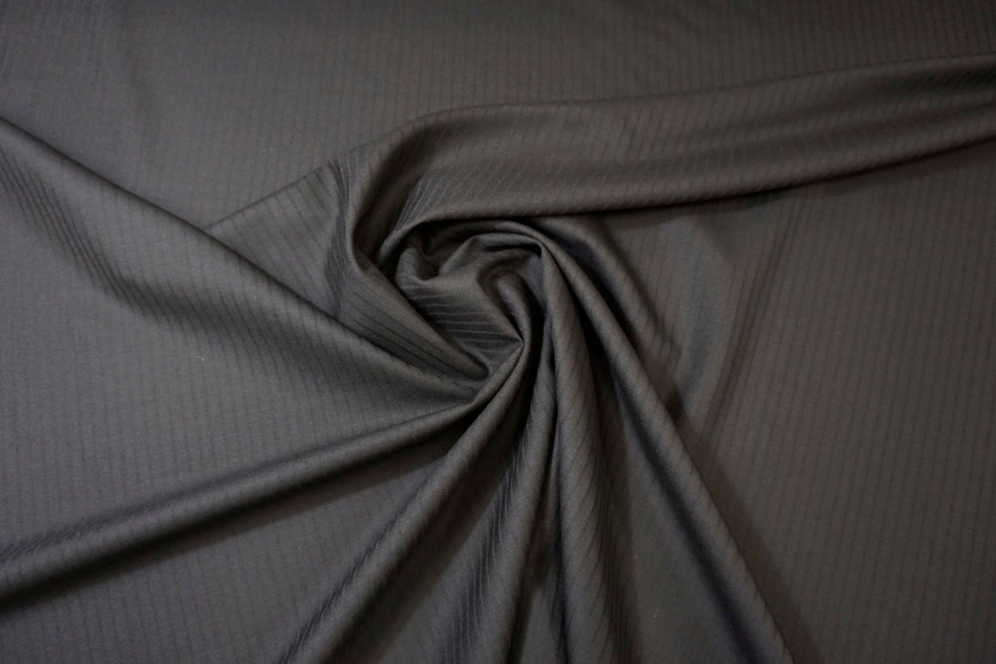 Eleganter schwarzer Anzugstoff aus 100% Schurwolle mit dezenter Jacquard-Struktur