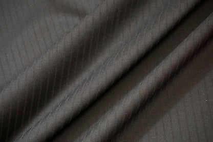 Nahaufnahme der feinen Jacquard-Streifen im schwarzen Schurwollstoff