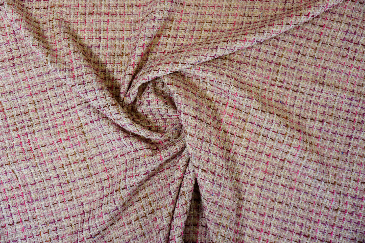 Hochwertiger Bouclé in zartem Rosa mit feinen Creme- und Akzenttönen, moderne Tweed-Optik