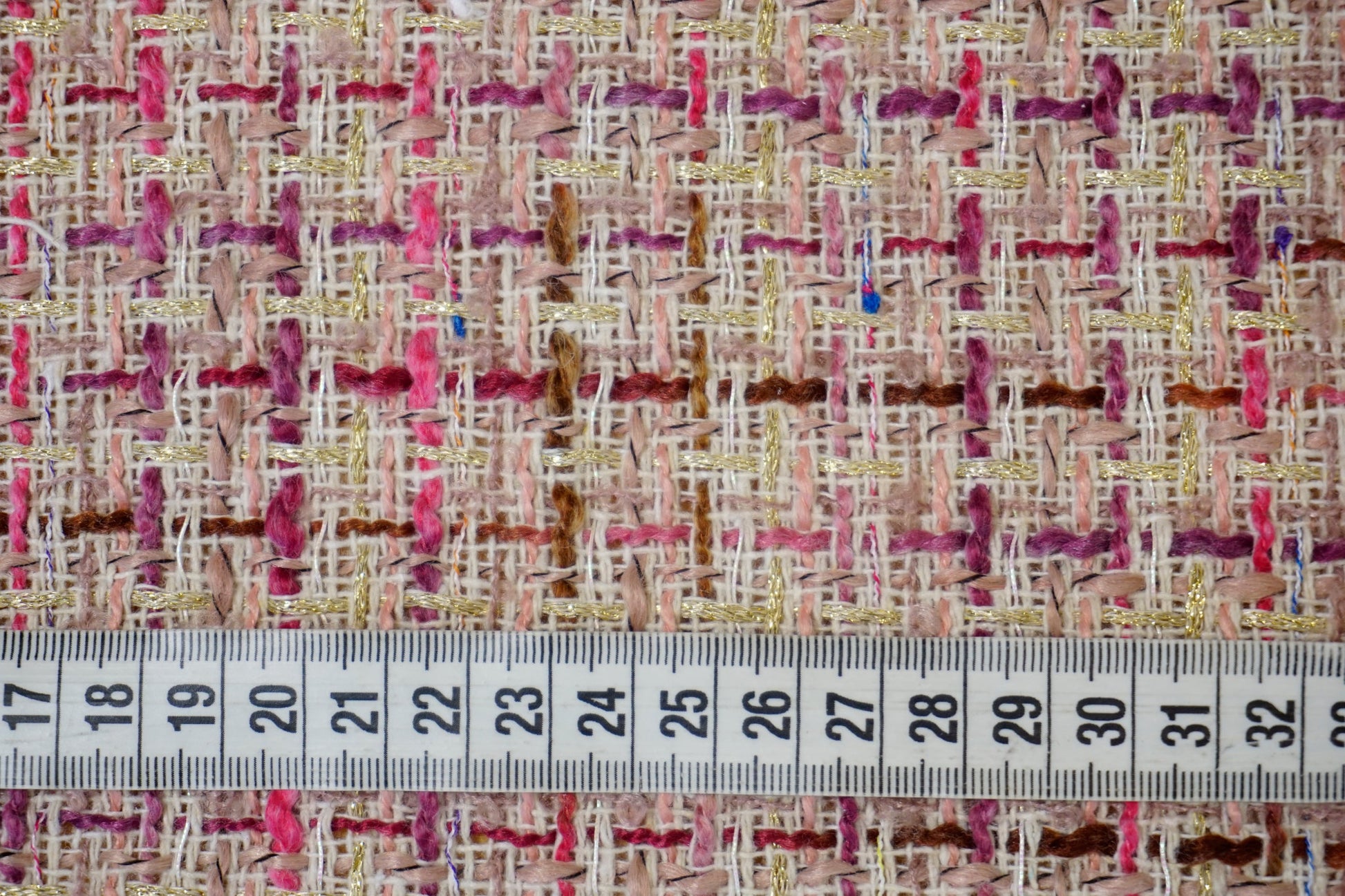 Formstabiler Bouclé mit natürlichem Stand, perfekt für Blazer, Jacken und stilvolle Ensembles