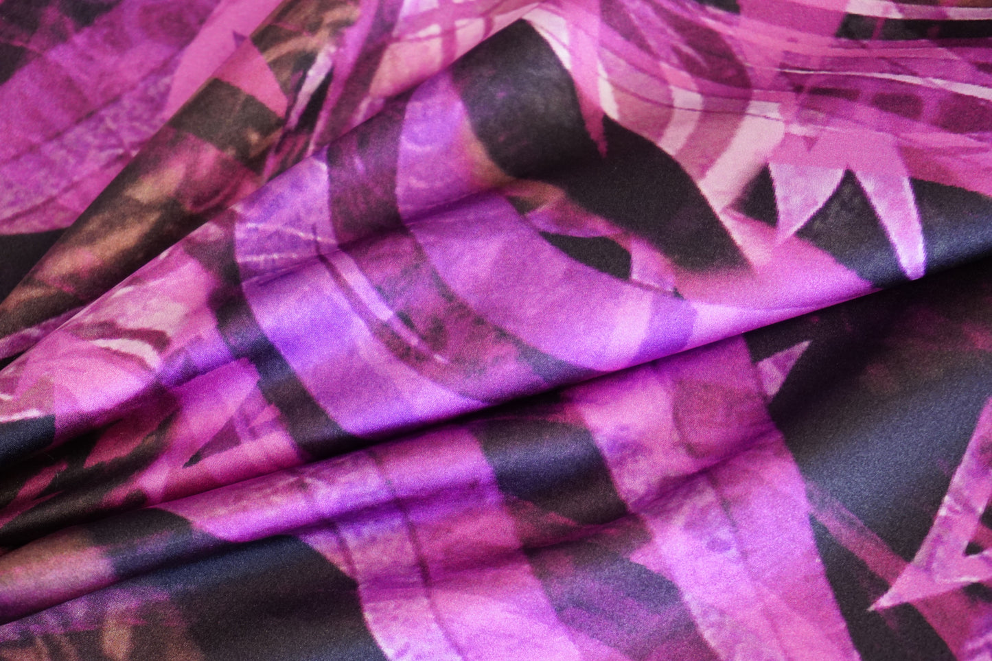Rest 90 cm, Seidenstretch - geometrisches Design in Lilatönen