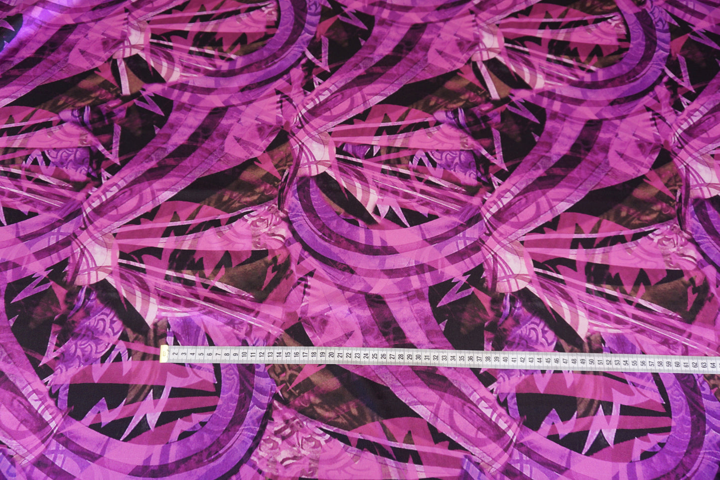 Rest 90 cm, Seidenstretch - geometrisches Design in Lilatönen