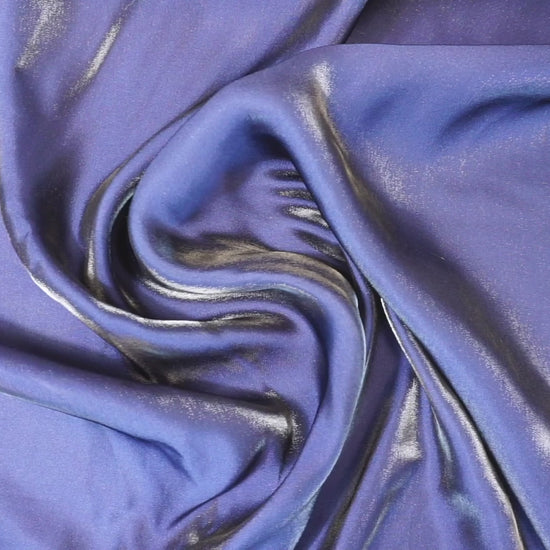 Tiefblauer Stoff mit seidiger Wasserfalloptik, fließender Fall und schimmernde Oberfläche bei Bewegung