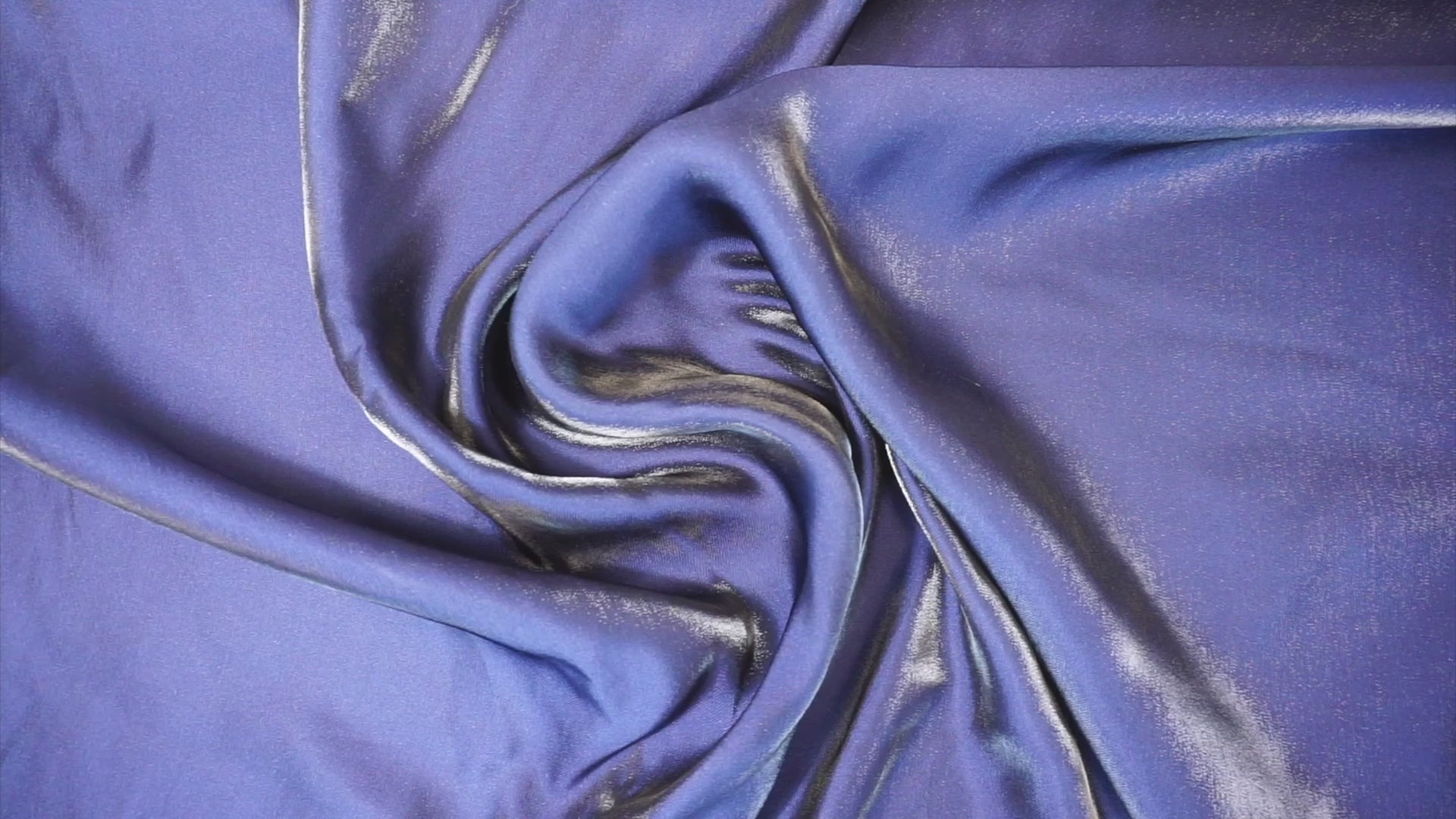 Tiefblauer Stoff mit seidiger Wasserfalloptik, fließender Fall und schimmernde Oberfläche bei Bewegung