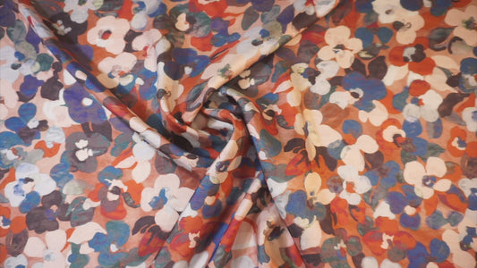 Seidentwill mit floralem Muster in Creme, Blau und Rosé – geschmeidiger Fall und elegante Bewegung mit seidigem Glanz