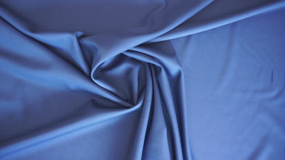 Edler Anzugstoff in hellem tintenblau