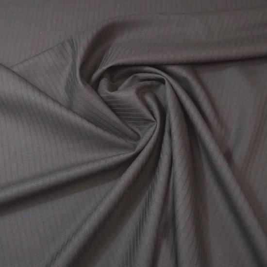 Schwarzer Schurwollstoff mit feinen Jacquard-Streifen, leicht und fließend im Fall