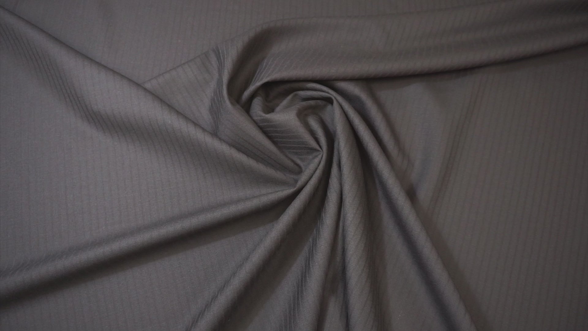 Schwarzer Schurwollstoff mit feinen Jacquard-Streifen, leicht und fließend im Fall