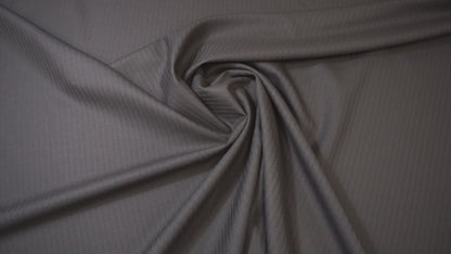 Schwarzer Schurwollstoff mit feinen Jacquard-Streifen, leicht und fließend im Fall