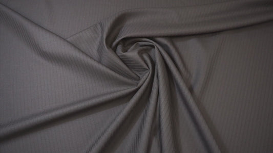 Schwarzer Schurwollstoff mit feinen Jacquard-Streifen, leicht und fließend im Fall