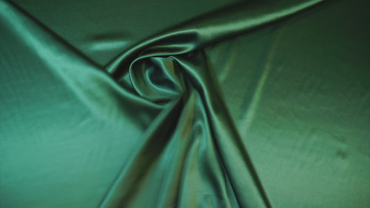 Video: Seiden-Stretchstoff – Stofffall, Glanz und Weichheit in Bewegung, ideal für Abendmode und hochwertige Designs