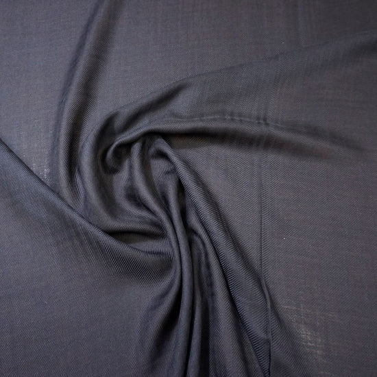 100% Kaschmir Twill in tiefem Nachtblau – leicht durchscheinend, fließend, weich und luxuriös, ideal für Blusen, Tuniken, zarte Kleider und Layering