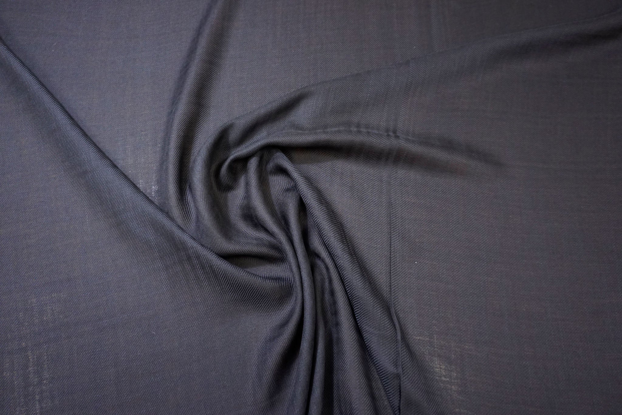 100% Kaschmir Twill in tiefem Nachtblau – leicht durchscheinend, fließend, weich und luxuriös, ideal für Blusen, Tuniken, zarte Kleider und Layering