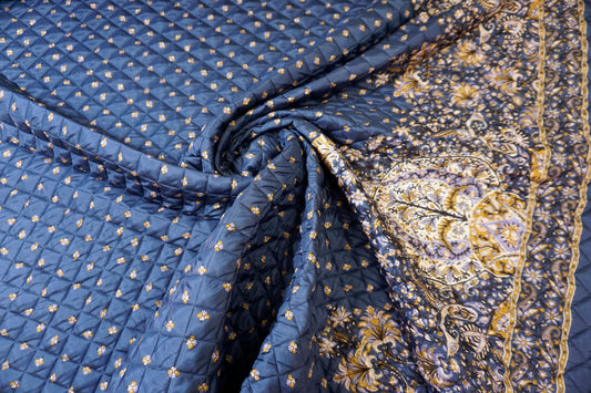 Gesteppter Seidenstoff mit Rautenstruktur – eleganter Fall, spürbare Struktur und edler Glanz in Blau und Gold