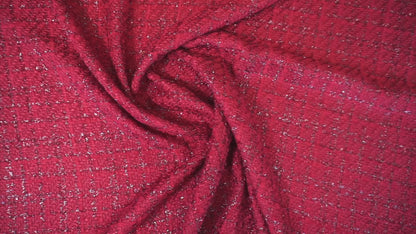 Rubinroter Bouclé-Stoff mit funkelnden Lurex-Akzenten und plastischer Struktur bei Bewegung