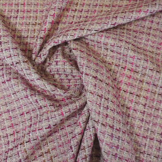 Rosafarbener Bouclé-Stoff mit lebendiger Struktur und mehrfarbigen Garnschlingen, ideal für elegante Blazer und Kostüme