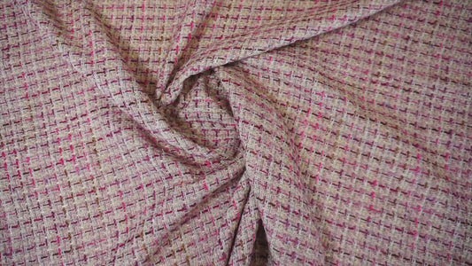 Rosafarbener Bouclé-Stoff mit lebendiger Struktur und mehrfarbigen Garnschlingen, ideal für elegante Blazer und Kostüme