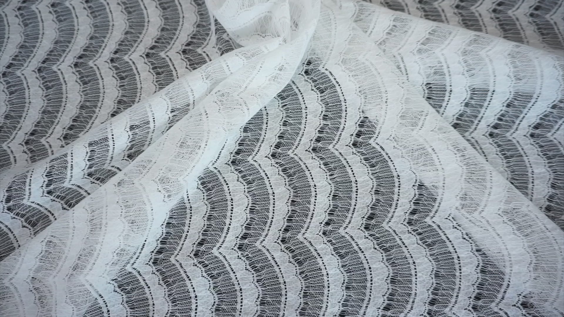 Weiße französische Spitze aus 100% Viskose mit feinem, wellenförmigem Muster und weichem, fließendem Fall